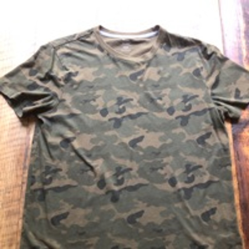Men's Old Navy Camo T-shirt Size M Green